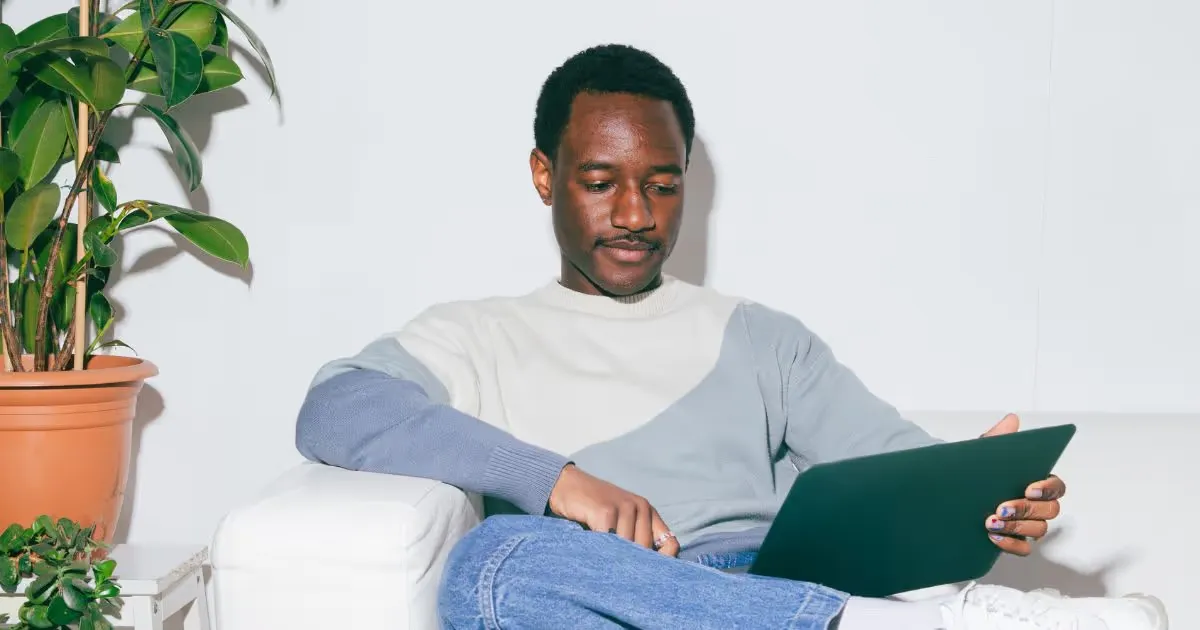 Freelance software developer calculating project pricing, considering factors like market demand, project complexity, and pricing models such as hourly, fixed price, and value-based strategies to ensure competitive and sustainable rates.